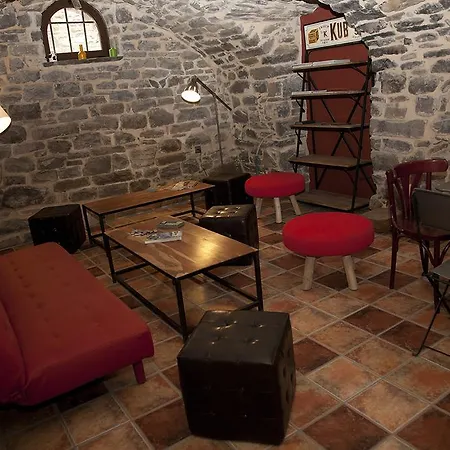 ホステル Hostel-albergue Monte Perdido トルラ
